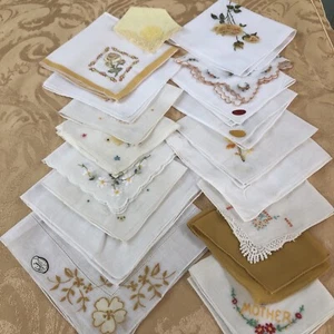 VINTAGE HANKIES HANDKERCHIEFS - LOT OF 18 TOUCHES OF SUNSHINE YELLOW - Picture 1 of 4