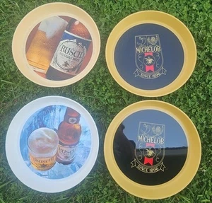 Lotto di 4 vassoi servizio birra vintage Michelob e Busch plastica 13" - Foto 1 di 5