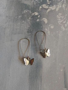 Vintage earrings silver tone metal butterfly elongated kidney wire - Picture 1 of 3