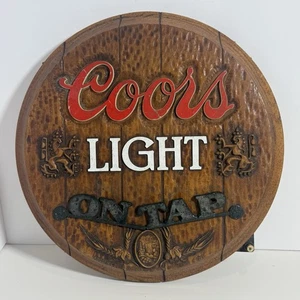 Coors Lichtfass Kunststoff Hängeschild Vintage Bar Wandbild Decode LESEN DEFEKT - Bild 1 von 8