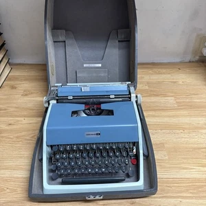 60’s era Vintage Olivetti Underwood Model 21 two-tone manual typewriter + Case - Bild 1 von 8