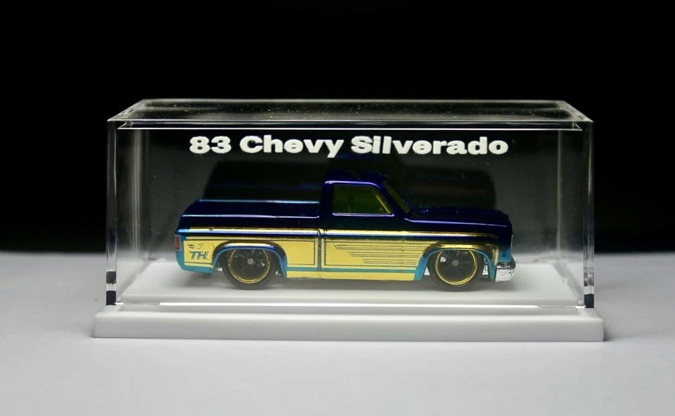 Hot Wheels '83 Silverado Blue Spectraflame personalizzato con vetrina a... - Immagine 1 di 4