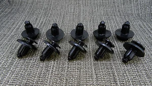 10x Clip di fissaggio pannello parafango guarnizione paraurti VOLVO S60 80 7-8mm - Foto 1 di 10