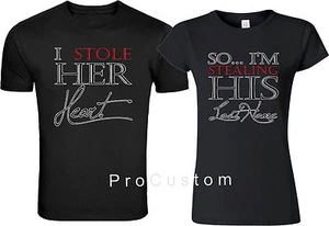 I Stole Her Heart So I'm Stealing His apellido Wed LOVE Pareja Camiseta a Juego - Imagen 1 de 5