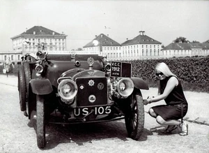 1965 Vintage Photo fashion model pose 1912 Austin Motor Car Nymphenburg Palace - Picture 1 of 2