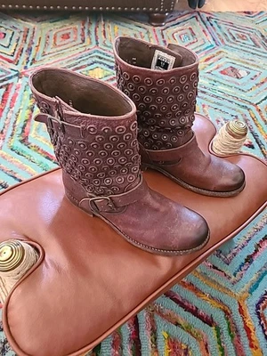 Botas para mujer Frye de cuero envejecido con tachuelas talla 9B.   Hebilla Jenna Biker Foto 1 de 4