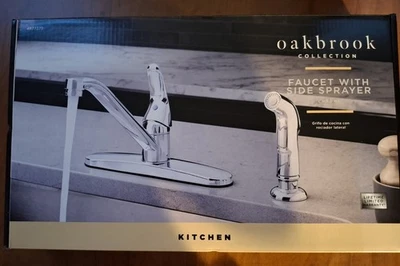 Grifo de cocina cromado Oakbrook Collection Essentials con rociador lateral 67896W-3001 Foto 1 de 4