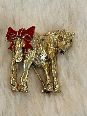 Винтажная золотистая лошадь с красным бантом брошь - заколка для конного праздника - Изображение 1 из 4