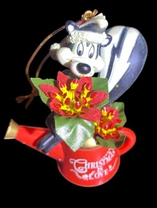 WB Ornamento Pepe Le Pew Seduto su Annaffiatoio 'Natale è Amore' 1998 - Foto 1 di 12