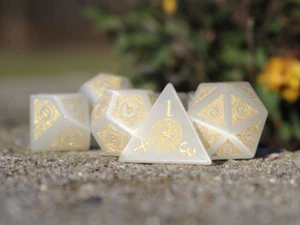 Dragon's Runic White Gats Ojo 7 Piezas Piedras Preciosas DND RPG 5e Juego de Dados - Imagen 1 de 9