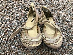 Old Navy Gold Fabric Girls Sandals 6-12M/Size 5