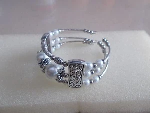 BRAZALETE DE ACERO CON PERLAS Y CUENTAS PLATEADAS (NUEVA). - Picture 1 of 4