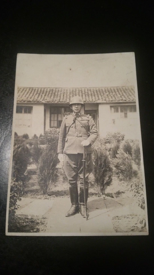 FOTO JAPONESA DE LA SEGUNDA GUERRA MUNDIAL RIKUGUN-TAISA ☆CORONEL ☆ESPADA Y CASCO DE ACERO COLECCIÓN SAMURAI Foto 1 de 1