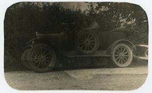 PHOTO photographie, un homme au volant d'une voiture ancienne old car - Imagen 1 de 2
