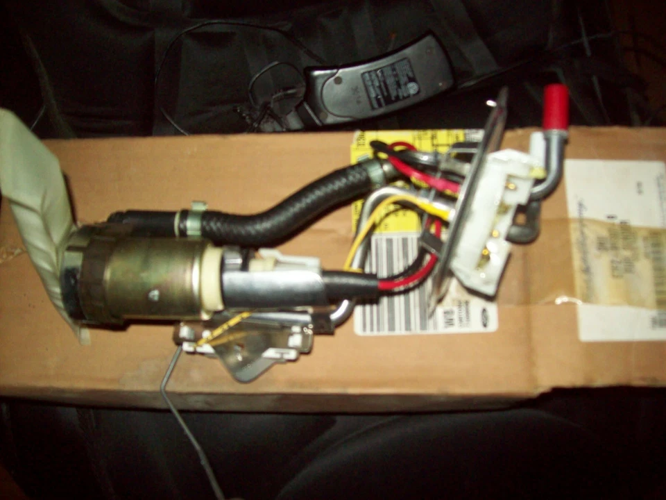 NOS 福特 Escort 燃油泵 E7FZ9H307B — 第 1/1 张图片