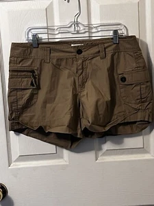 Maurices Women's 11/12 Khaki Shorts - zipper front pockets, back button pockets - Picture 1 of 5