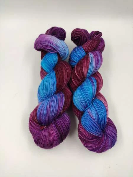 handgefärbte Merino Alpka Sockenwolle 100 g -  TÜRKISES KIRSCHROT  471 - Bild 1 von 1