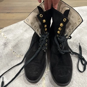 Chanel schwarze Wildleder Schnürstiefel Gr. 38 Top Zustand - Bild 1 von 5