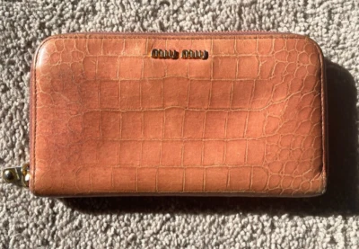 Carteira feminina Miu Miu couro rosa crocodilo em relevo com zíper ao redor autêntica usada - Imagem 1 de 4