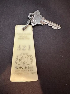 Vintage Weber's Inn Motel Ann Arbor Michigan Key Tag Fob With Room Key 321 - Imagen 1 de 3