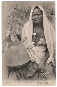 1910 Topless, Naked, Ethnic, Sudanese Woman Holding Large Pot - Africa Postcard - Picture 1 of 2