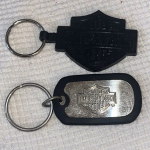 Harley Davidson DOG TAG portachiavi in metallo e portachiavi in gomma nera lotto di 2 - Foto 1 di 3