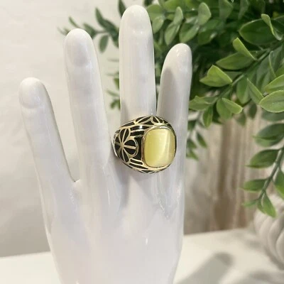 Anillo Kate Spade Negro Amarillo Oro Logo Cóctel Distintivo Bisutería Talla 7 Foto 1 de 4