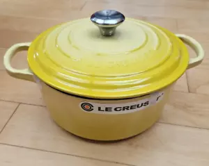 Le Creuset Signature Cocotte 22cm 3.5qt Soleil Yellow Silver Knob Cast Iron - Picture 1 of 4