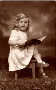 ADORABLE RETRATO DE UNA NIÑA LEYENDO UN LIBRO: FOTO DE COLECCIÓN: BUXTON, G.B. - Imagen 1 de 2