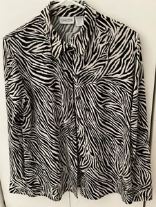 Chico's ladies size 1 (8) black/white zebra top shirt blouse button front collar - Picture 1 of 3