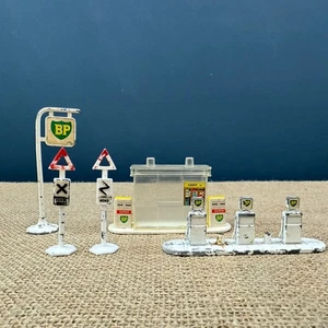 BUNDLE OF VINTAGE LESNEY MATCHBOX METAL & PLASTIC BP PETROL PUMP ACCESSORIES - Picture 1 of 7