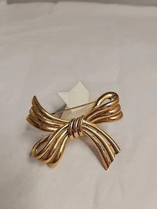Vintage Crown Trifari Gold Tone Ribbed Ribbed Box Brooch - Picture 1 of 16