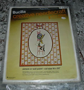 HOLLY HOBBIE  SITTING PRETTY  CREATIVE NEEDLECRAFT  BUCILLA 2169  C. 1975 - Bild 1 von 1