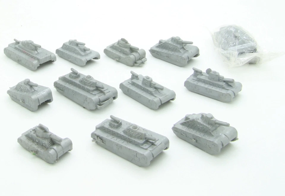 Lotto di 12 Carri armati in plastica marchiati PP - Immagine 1 di 2