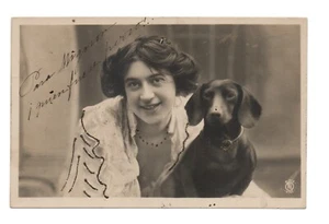 Photo Card. Woman With Sound Chien. The Dachshund - Picture 1 of 2