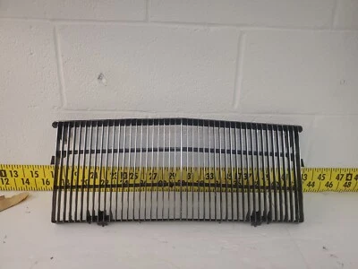 Новая оригинальная передняя решетка Mopar 4103703 1982-1986 Chrysler Lebaron (BIN565) - Изображение 1 из 4