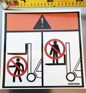 "Hyster 1338278 YT 505976595 GABEL WARNUNG ABZIEHBILD SICHERHEITSAUFKLEBER SCHILD 2,5X3" - Bild 1 von 1