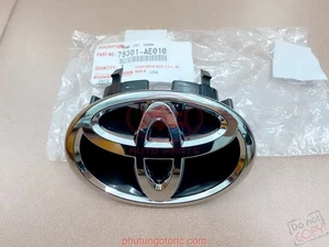 Genuine Toyota Sienna 2006-2010 Front Grille Bumper Emblem Genuine 75301-AE010 - Foto 1 di 1