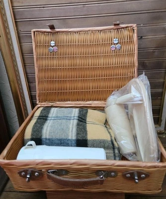 Винтажный 70-х полный пикник корзина плетеный чемодан кожаная ручка новый - Изображение 1 из 4