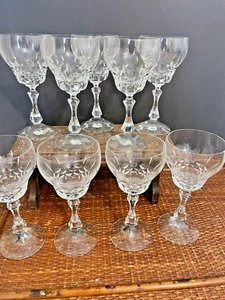 Vintage Kristall Weingläser mit Stiel, älterer Stil schalenförmig, geschliffenes Design (9) - Bild 1 von 5