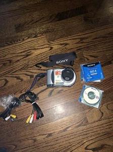 Genuine Sony MVC-CD200 CD Mavica 2.1 Mega Pixels Digital Camera Works - Picture 1 of 4