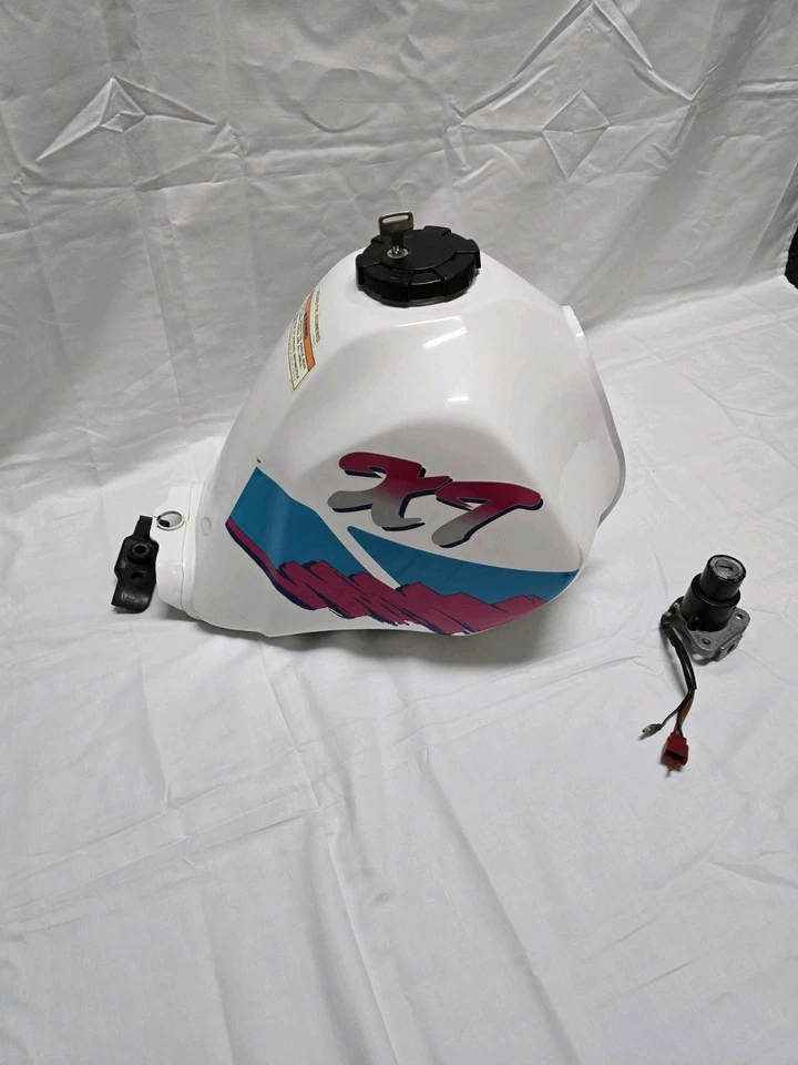 Tanque de gasolina Yamaha XT350 1991 fabricante de equipos originales con tapa de bloqueo, encendido y llave a juego Foto 1 de 4