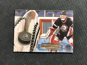 2000-01 PACIFIC PARAMOUNT DOMINIK HASEK GLOVE SIDE NET-FUSIONS DIE-CUT #3 - Picture 1 of 2