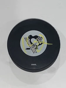 DISCO DE HOCKEY DE PITTSBURGH PENGUINS FIRMADO KYLE DUBAS AUTOGRAFIADO A PRUEBA DE GM - Imagen 1 de 2