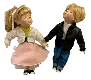 Muñecas de porcelana Geppeddo Johnny & Suzy Kissing años 50 Sock Hop - Sin caja - Imagen 1 de 20