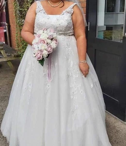 Beautiful Wedding Dress With A Lovely Pattern Comfortable To Wear - Picture 1 of 12