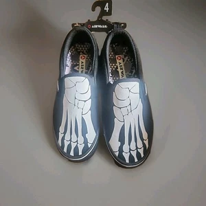 AIRWALK Boys CLASSIC SLIP-ON BLACK with Skeleton Foot Size 4 NWT - Picture 1 of 4