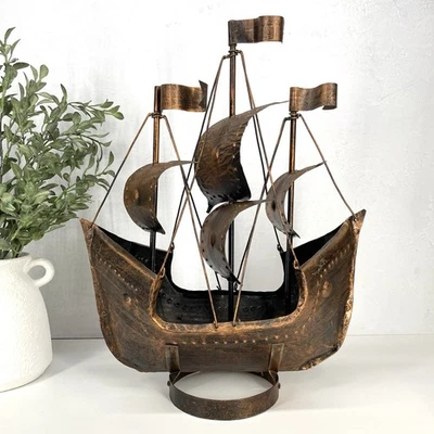 Goleta de metal pintada de cobre vintage barco pirata brutalista barco escultura Foto 1 de 4