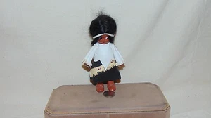 MUÑECA INDIA OJOS SOMNOLIENTOS DE PLÁSTICO DE COLECCIÓN 6" DE ALTO - Imagen 1 de 6