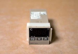 Omron Temperature Controller E5CS-R1KJX-F - Picture 1 of 4